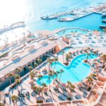 Luftaufnahme des luxuriösen Citadel Azur Resorts am Roten Meer in Ägypten, mit weitläufigen Pools, Sonnenterrassen, Palmen und einem eleganten Yachthafen.
