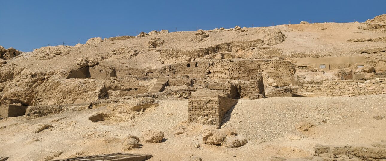 Nekropole Dra Abu el-Naga auf dem thebanischen Westufer bei Luxor, Übersicht der Hügel und Grabanlagen (Aufnahme 2023)