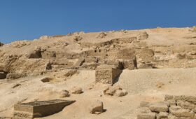 Nekropole Dra Abu el-Naga auf dem thebanischen Westufer bei Luxor, Übersicht der Hügel und Grabanlagen (Aufnahme 2023)