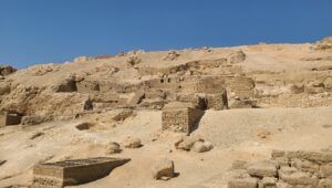Nekropole Dra Abu el-Naga auf dem thebanischen Westufer bei Luxor, Übersicht der Hügel und Grabanlagen (Aufnahme 2023)