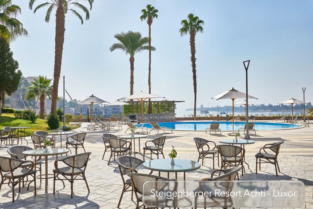 Sonnenterrasse mit Pool, Palmen und Blick auf den Nil im Steigenberger Resort Achti in Luxor, Ägypten.