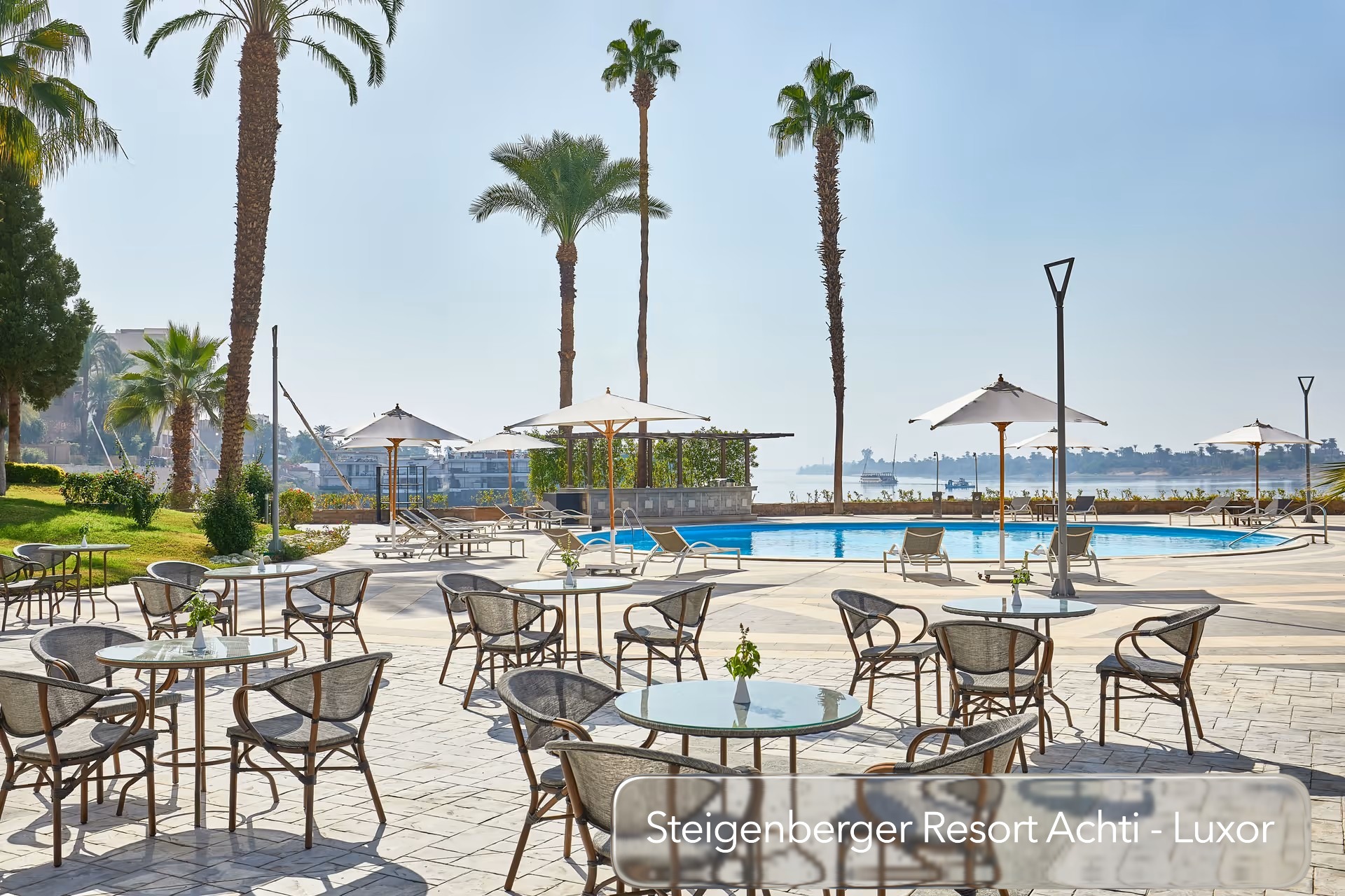 Sonnenterrasse mit Pool, Palmen und Blick auf den Nil im Steigenberger Resort Achti in Luxor, Ägypten.
