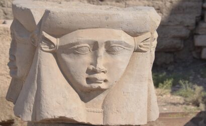Steinerner Hathor-Kapitellkopf aus dem Tempel von Dendera in Ägypten