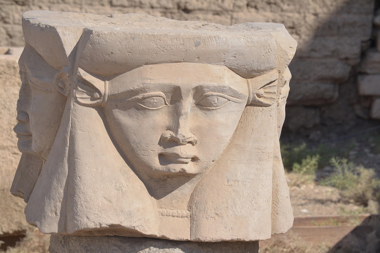 Steinerner Hathor-Kapitellkopf aus dem Tempel von Dendera in Ägypten