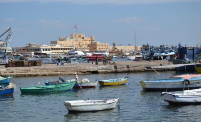 Fischerboote im Hafen von Alexandria mit Blick auf die Zitadelle von Qaitbay am Mittelmeer
