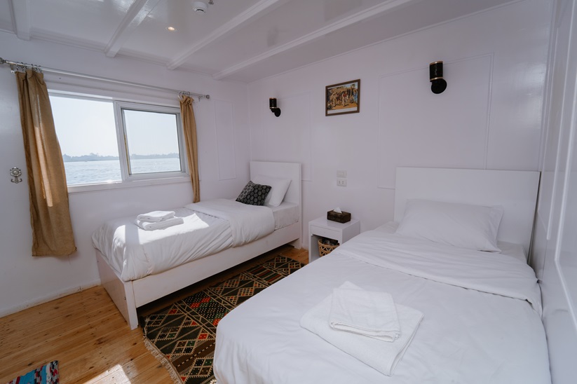 Doppelzimmer einer Dahabiya mit getrennten Betten