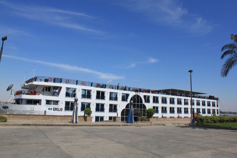 Nilkreuzfahrtschiff am Anleger in Ägypten während der Einschiffung