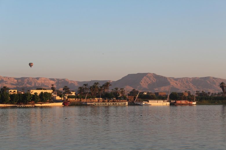 Nil in Ägypten bei Sonnenuntergang mit Flusslandschaft
