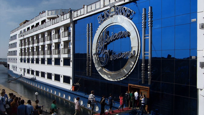 Nilkreuzfahrtschiff in Ägypten beim Einsteigen der Gäste am Nilufer